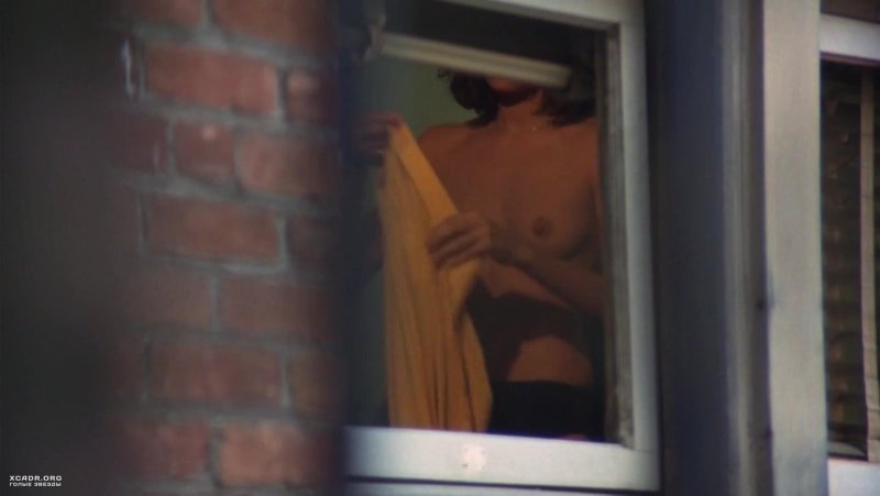 Голые женщины в окне