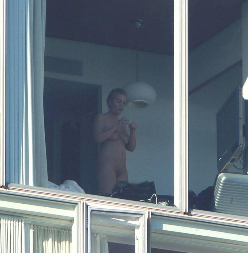 Соседка на балконе