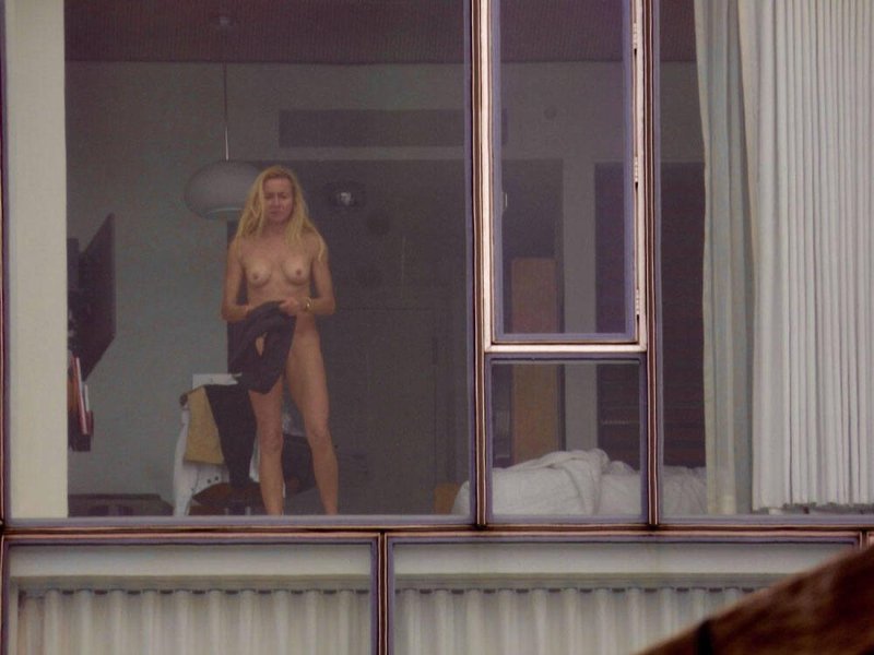 Голая в окне