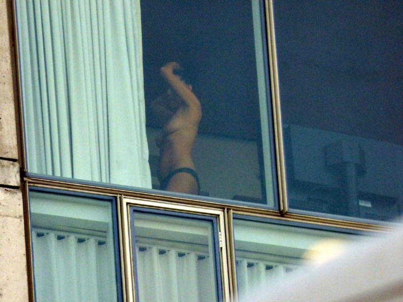 Голая женщина в окне напротив