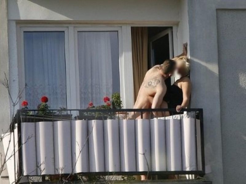 Загорает на балконе голышом