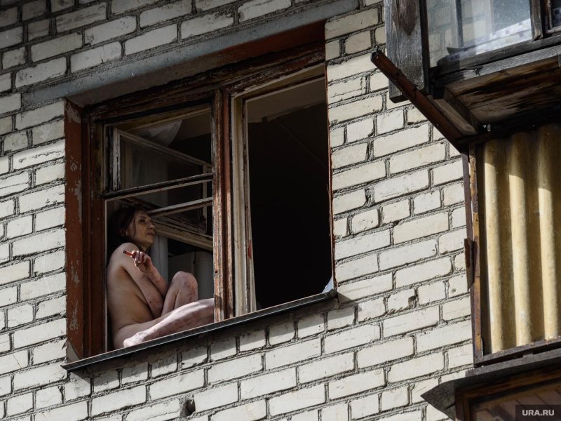 Голые женщины в окне