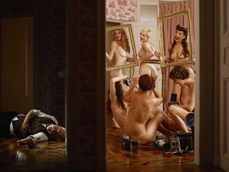 Голые женщины в публичном доме