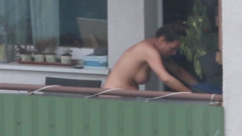 Голая на балконе скрытая камера