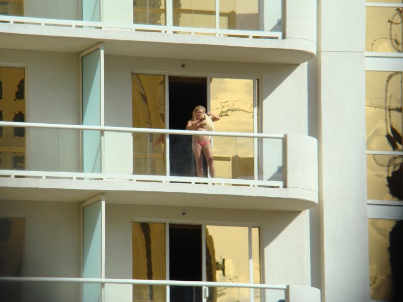 Голая на балконе в гостинице