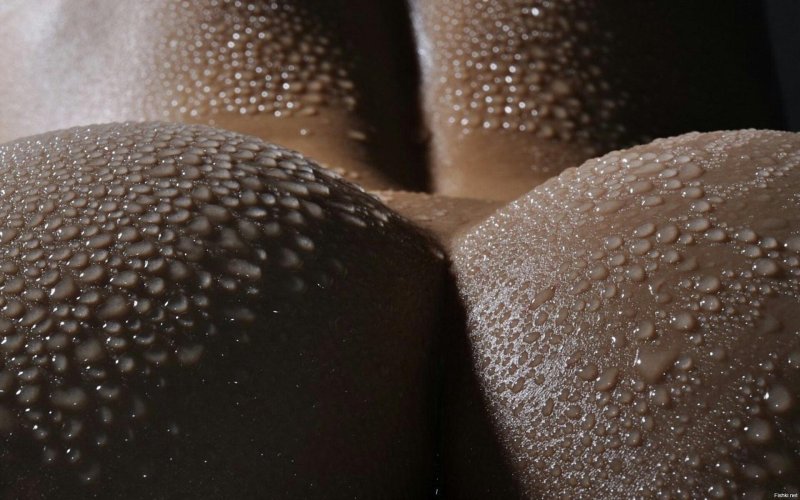 Женская грудь в каплях воды