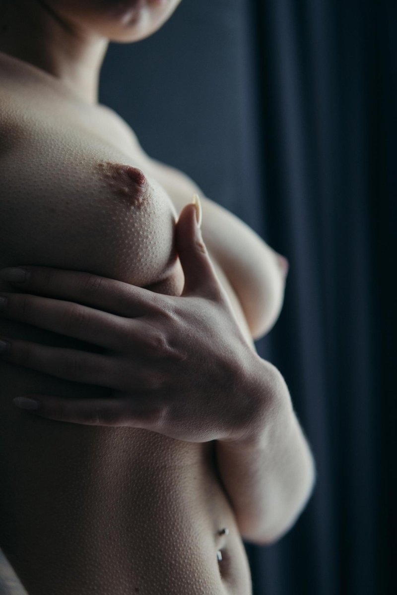 Красивая грудь в мурашках