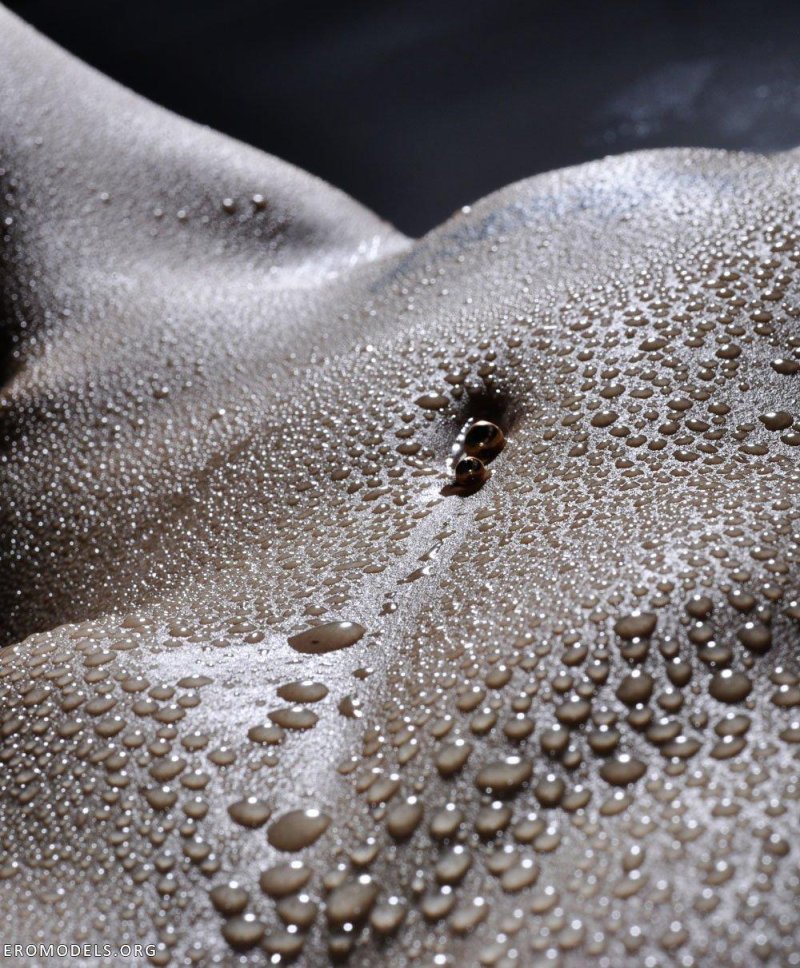 Капли воды на теле