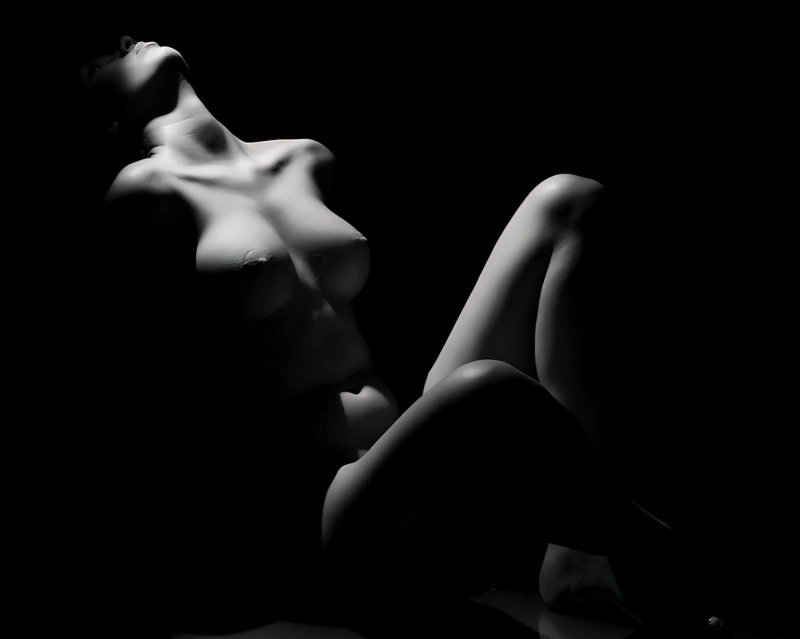 Голые девушки черно белые