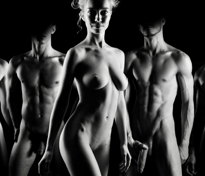 Юноши и девушки ню групповое