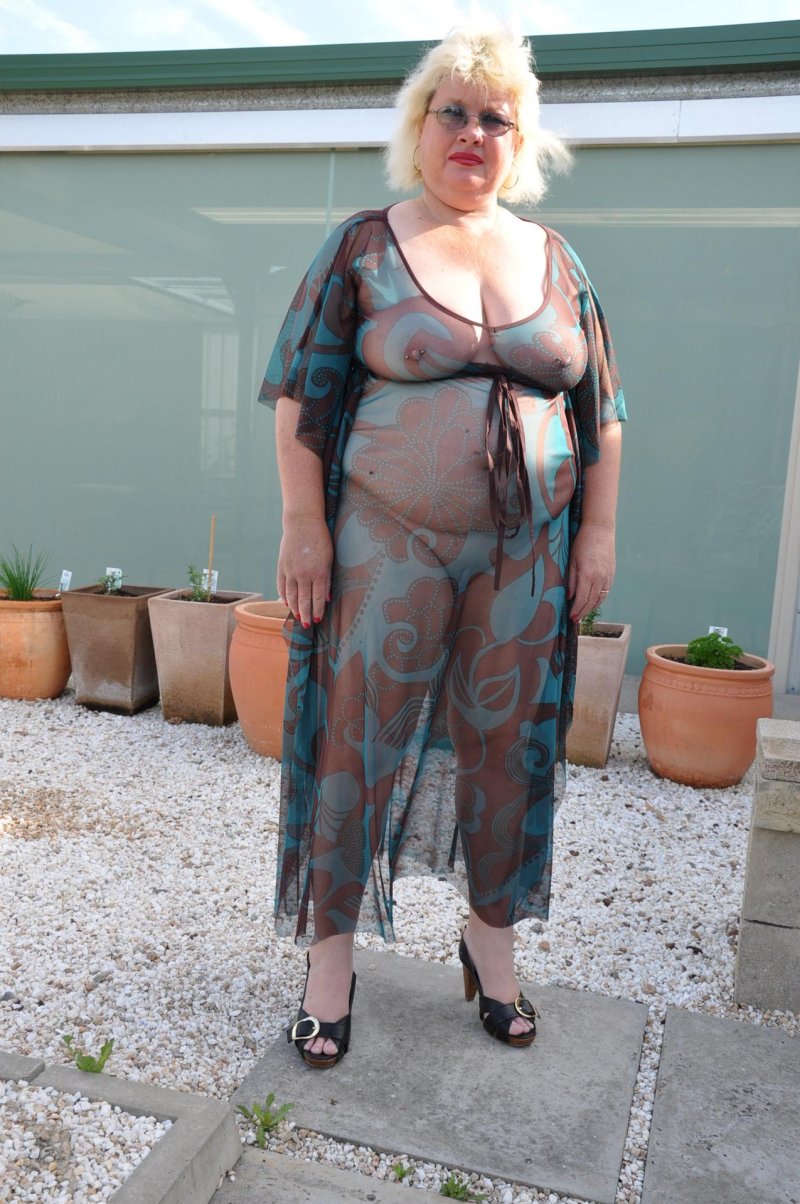 Голые старухи в прозрачном платье