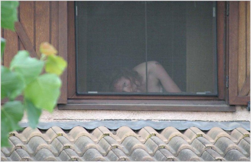 Голые в окнах соседних домов