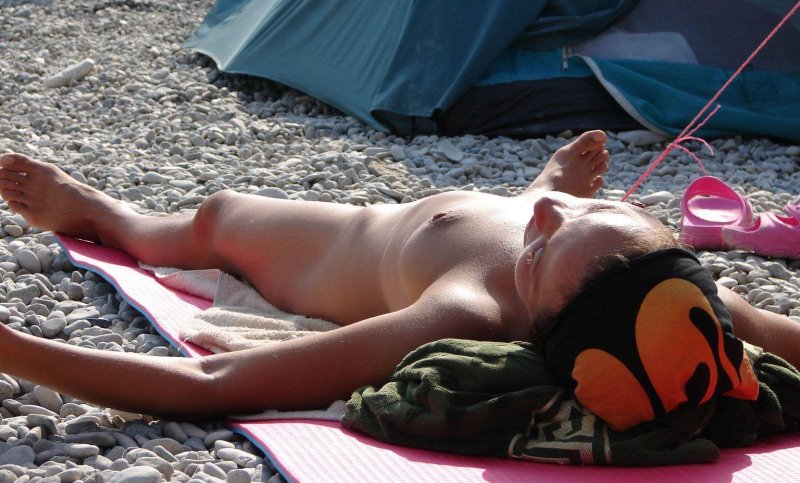 Нудист на пляже