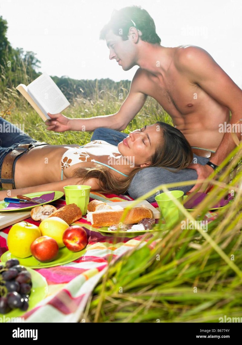 Пара на пикнике
