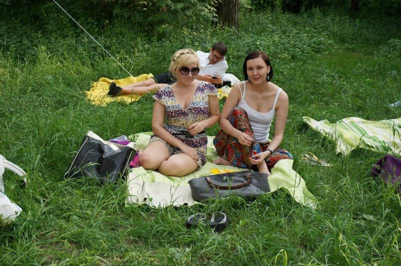 Жена разделась на пикнике