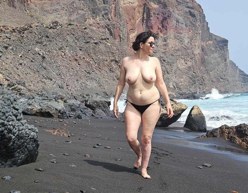 Голые зрелые женщины на пляже