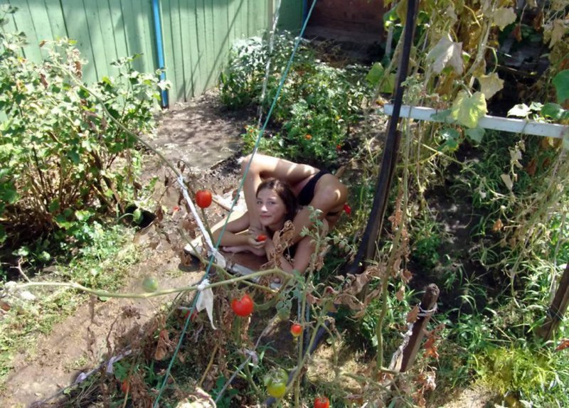 Загорает на даче