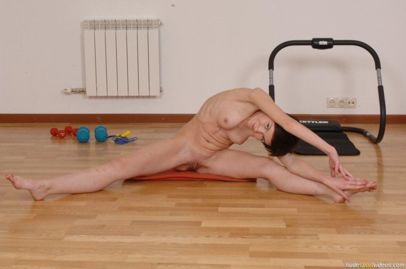 Голые женщины занимаются зарядкой