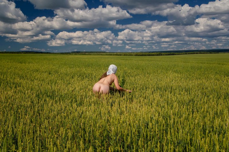 Голые попки крестьянок