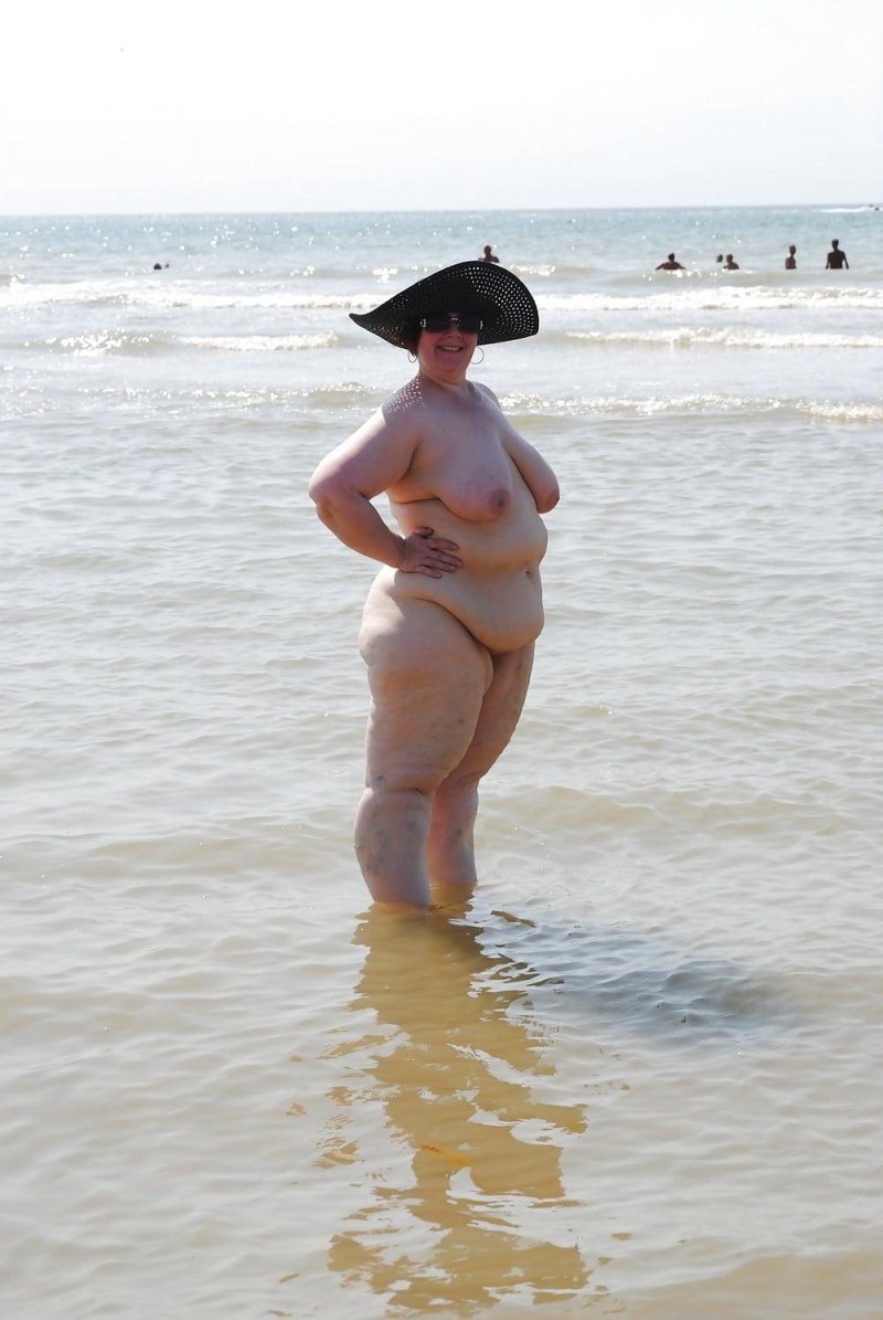 Толстая на пляже