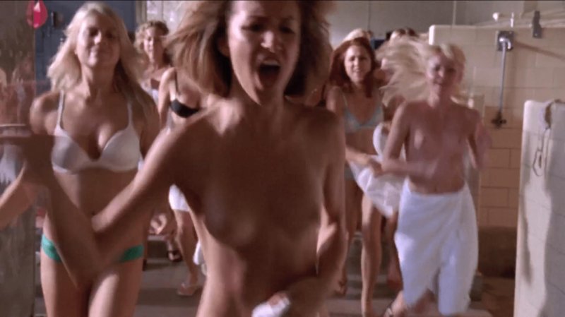 В женской раздевалке