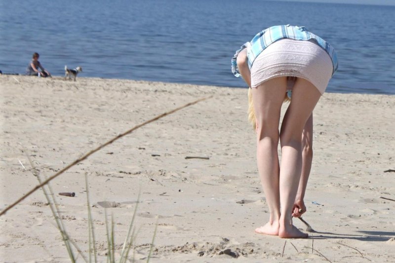 Без трусиков под юбкой на пляже