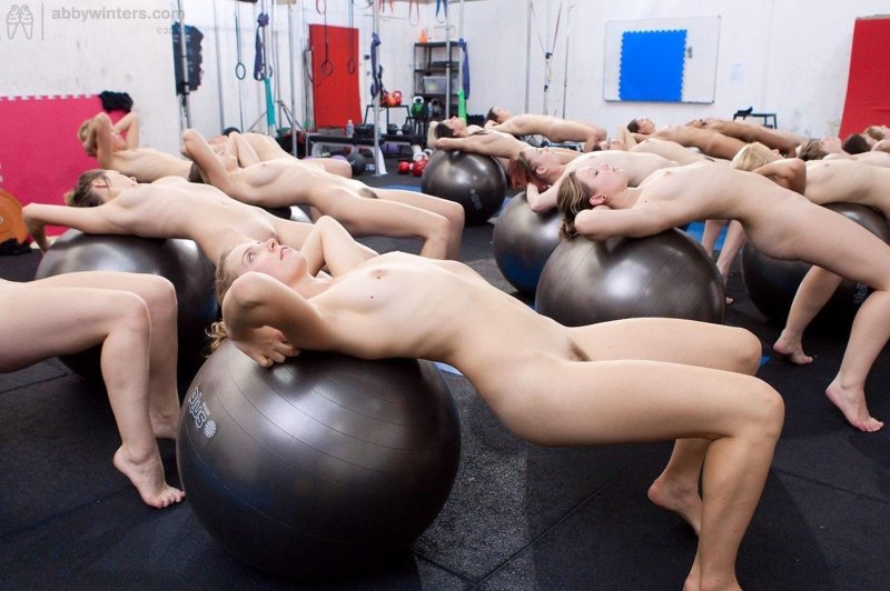 Голые бабы занимаются спортом