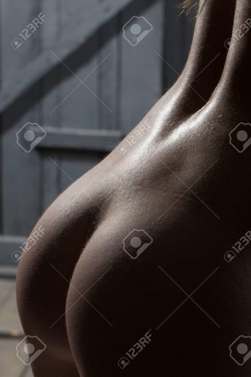 Голые попы молодых