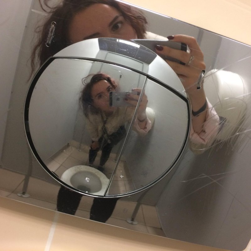 Девушка в зеркалах