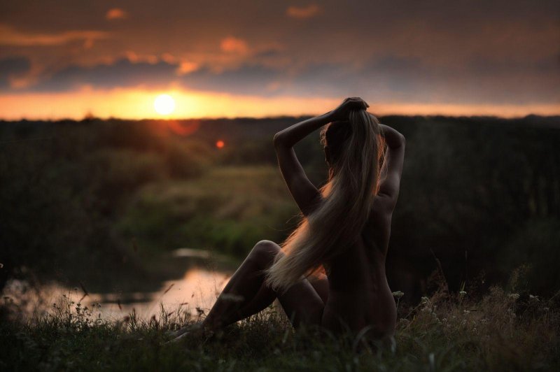 Девушка на природе со спины