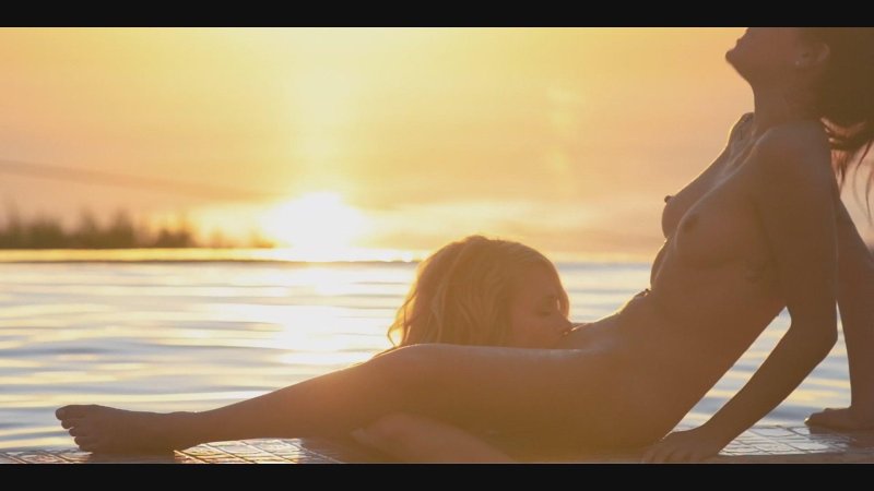 Красивые девушки лесби на море