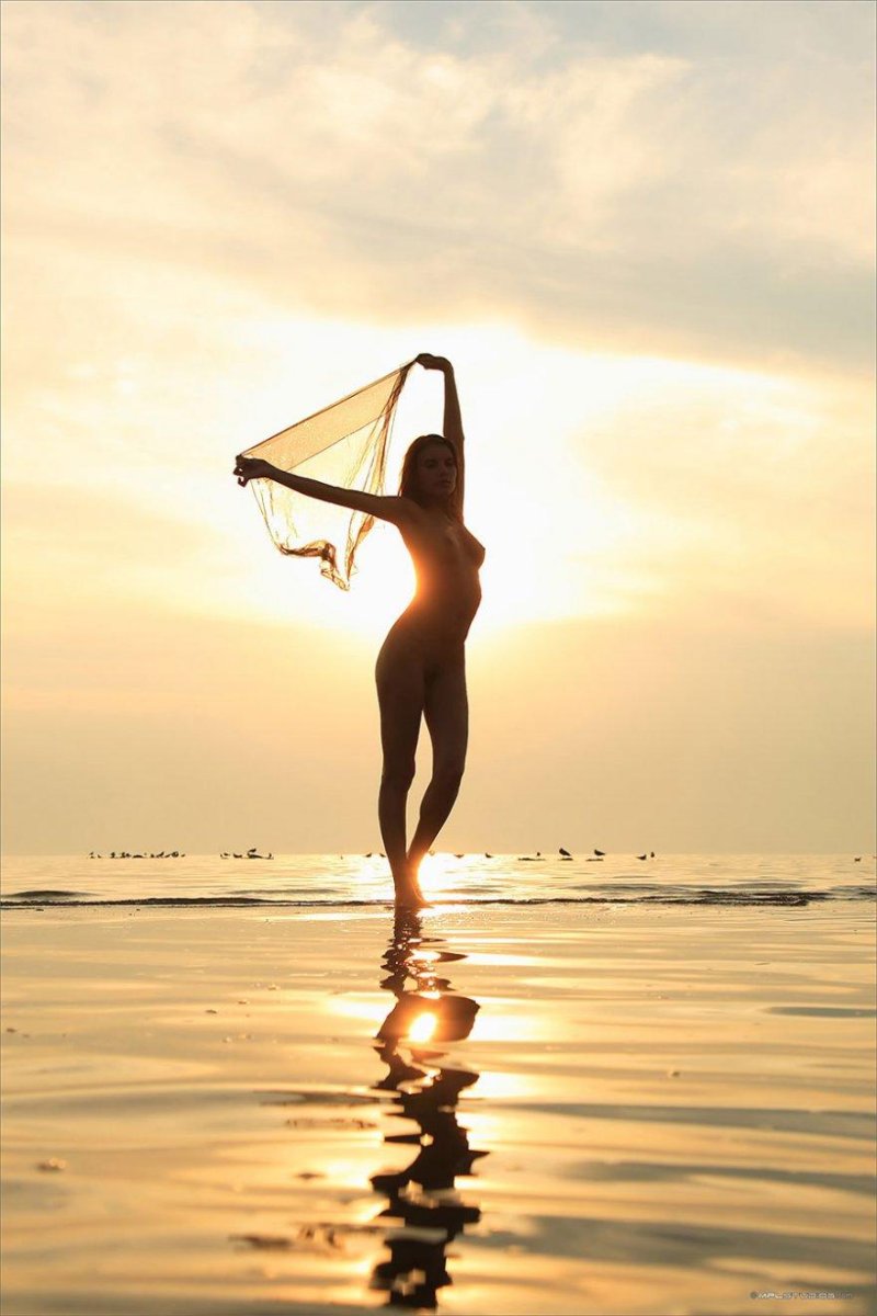 У моря на закате