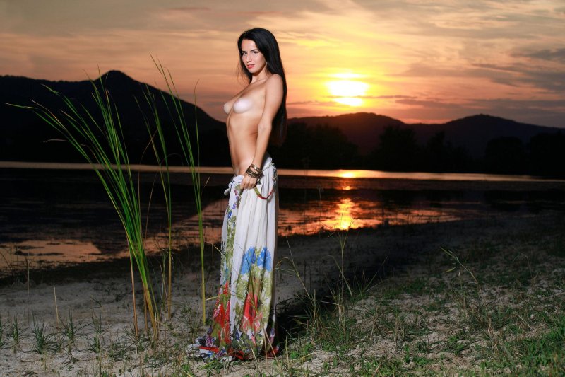 Красивые девушки голышом на закате