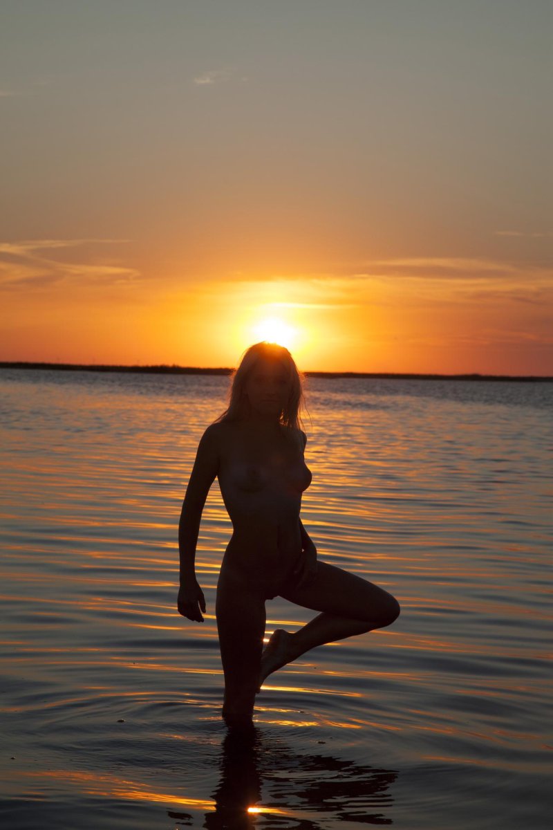 Девушка на закате