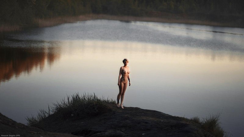 Девушка на озере