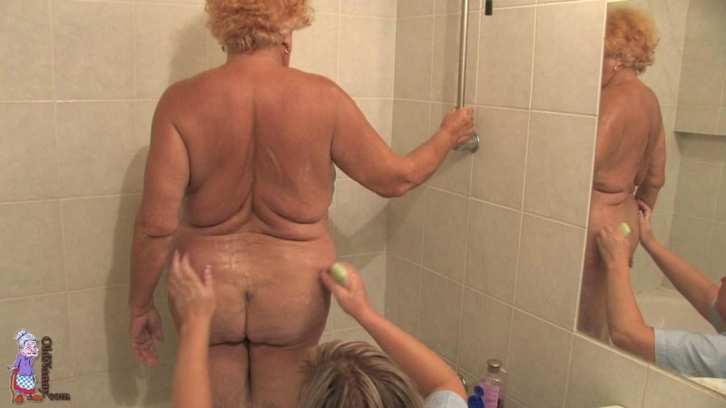 Бабушка в душе