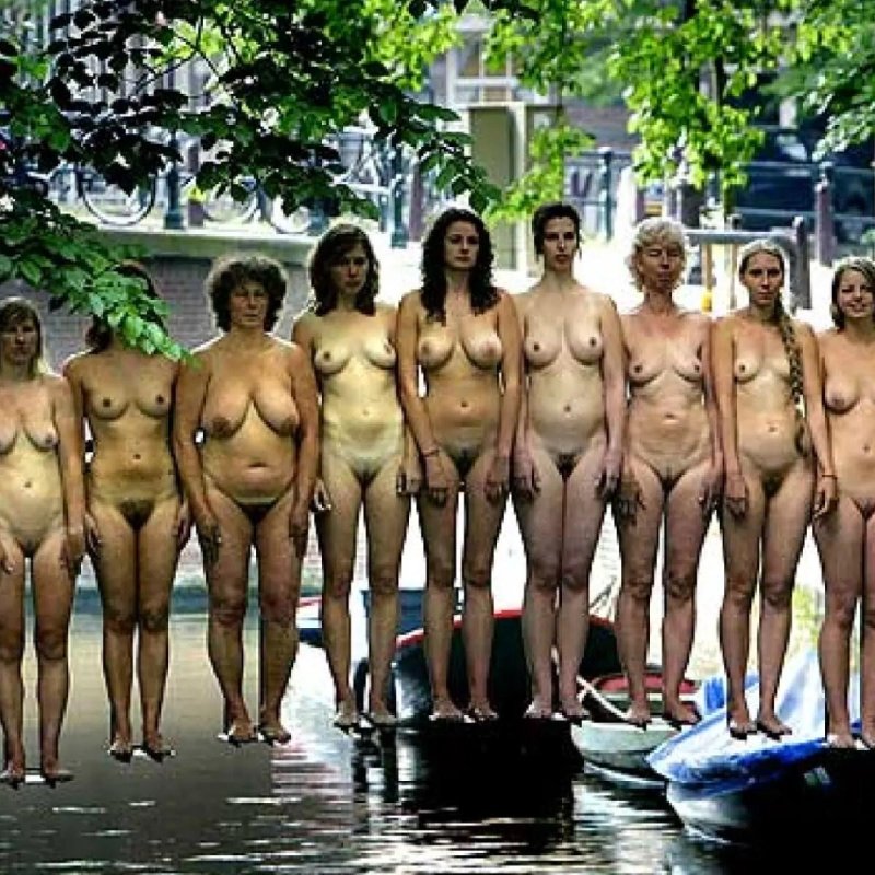 Толпа голых