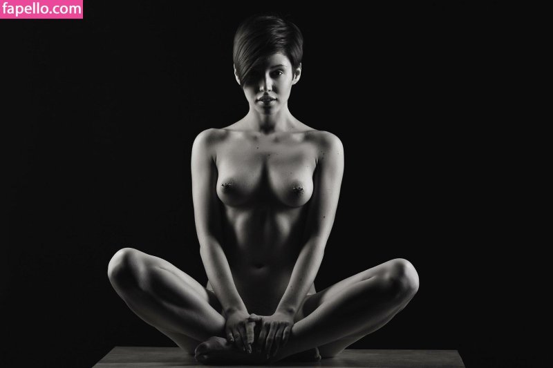 Красивые девушки ню в студии