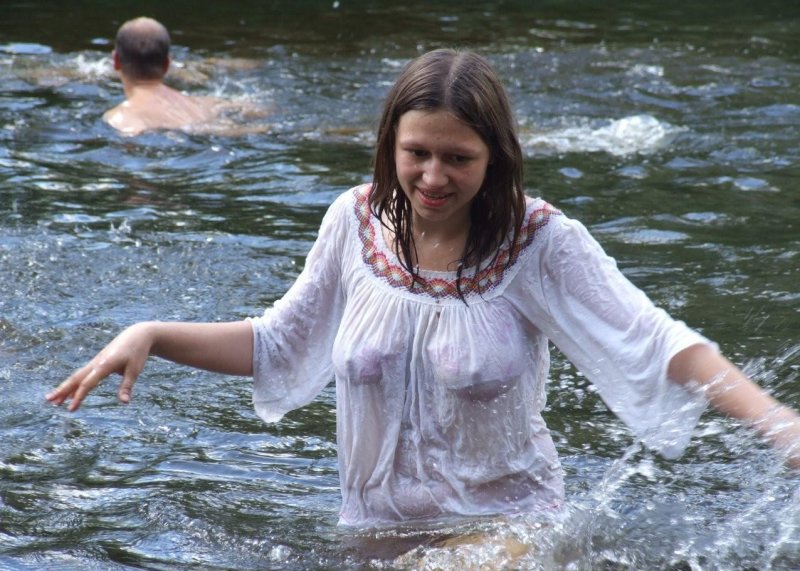Крещенские купания в прозрачной сорочке