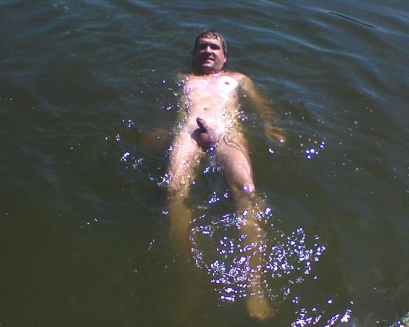 Мальчики купаются голышом