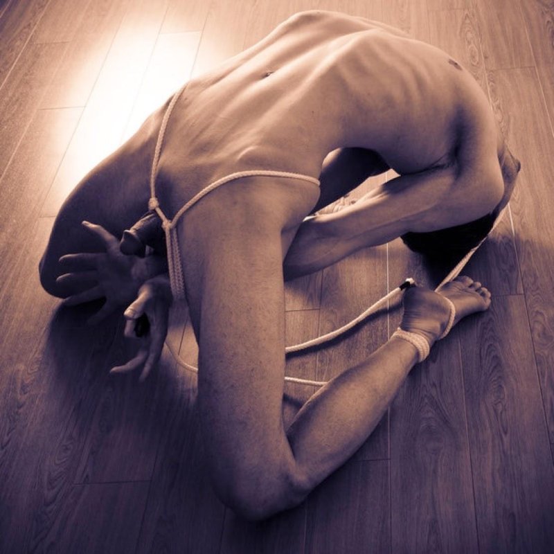 Связанный парень