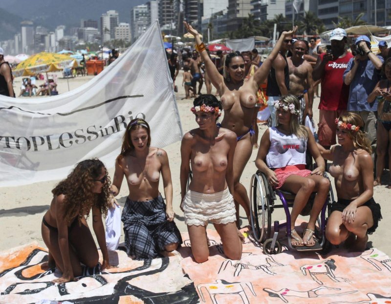 Топлесс на пляже рио де жанейро