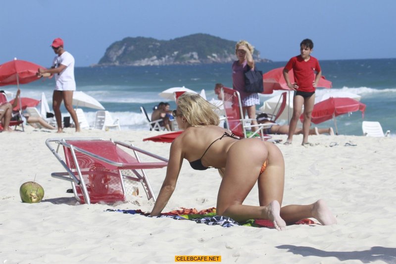 Видно анус на пляже в бикини