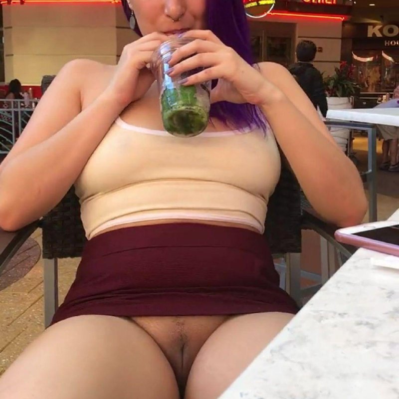 Девушка показала письку