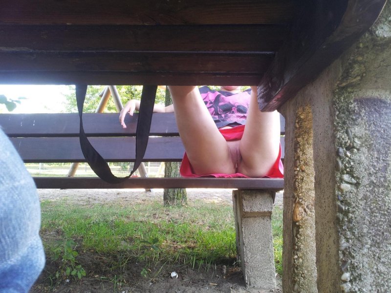 Без трусов под юбкой