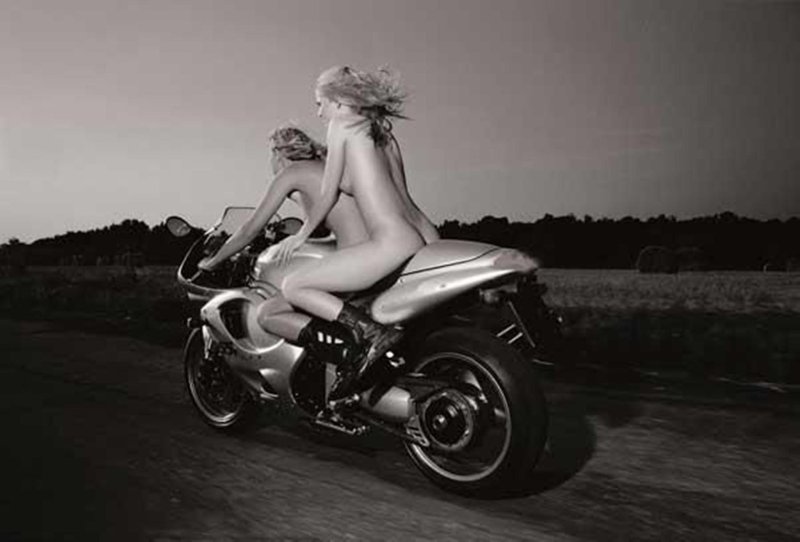 Фотосессия ню на мотоцикле