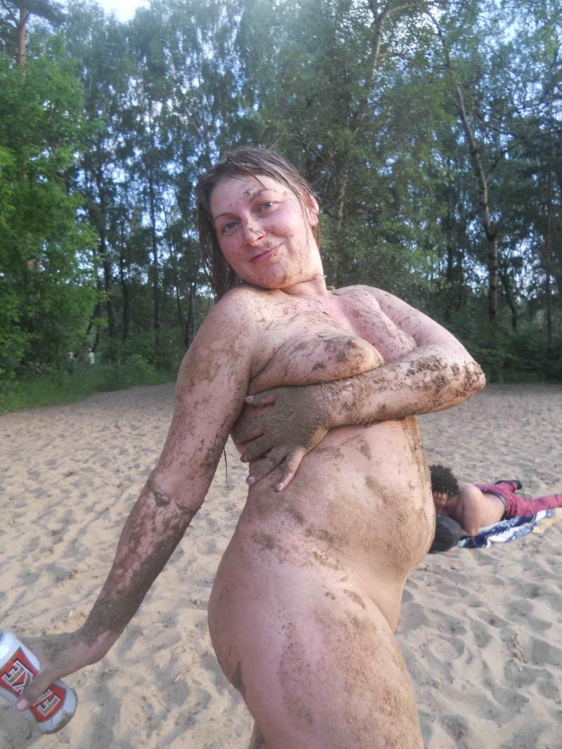 Голые на деревенском пляже