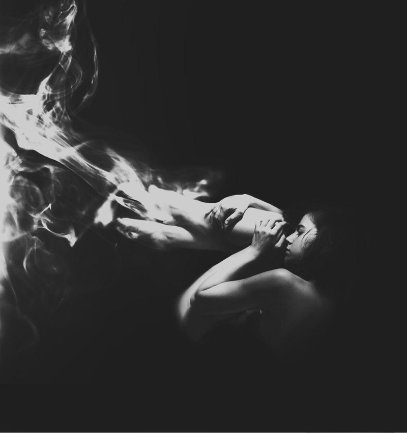 Девушка в дыму