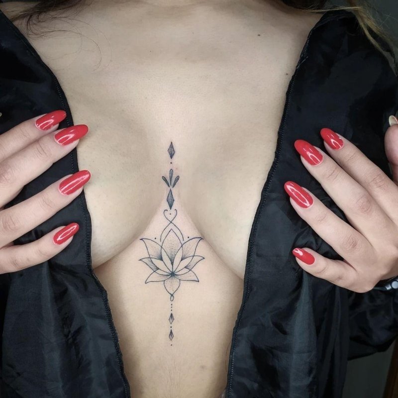 Женские татуировки между грудиной