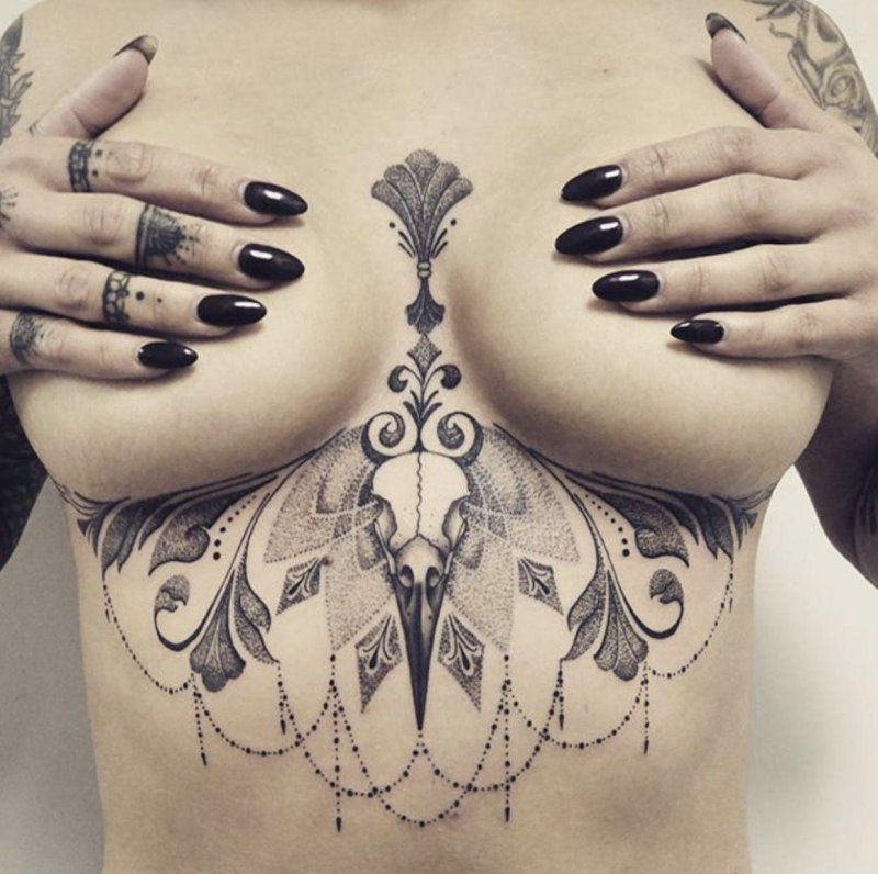 Тату под сиськами